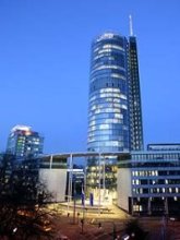 RWE Zentrale in Essen bei Nacht Foto RWE