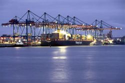 Die "Hamburg Express" hat im Container Terminal Altenwerder (Hamburg) festgemacht.