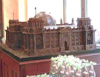 Reichstag in Berlin - aus Schokolade (Rech)