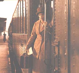 Mathilde steigt aus dem Zug