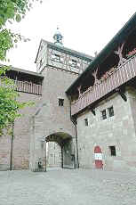 Innnehof der Burg mit Luginsland